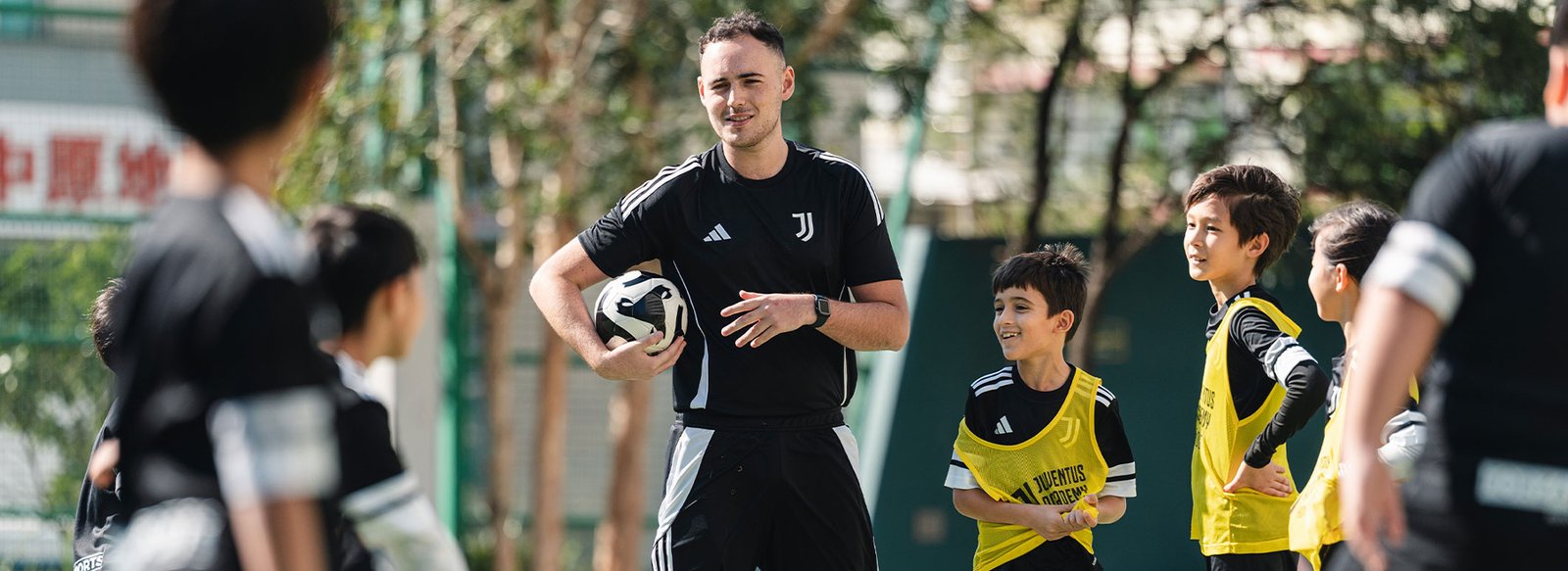 juve_coach_sharing_tricks_with_juve_kids