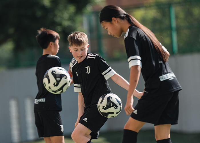 kids_juggling_football_at_juve_academy_hong_kong